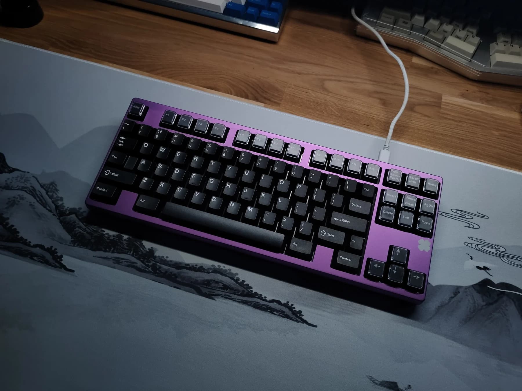 Fioletowa klawiatura Clover TKL z zamontowanymi keycapami