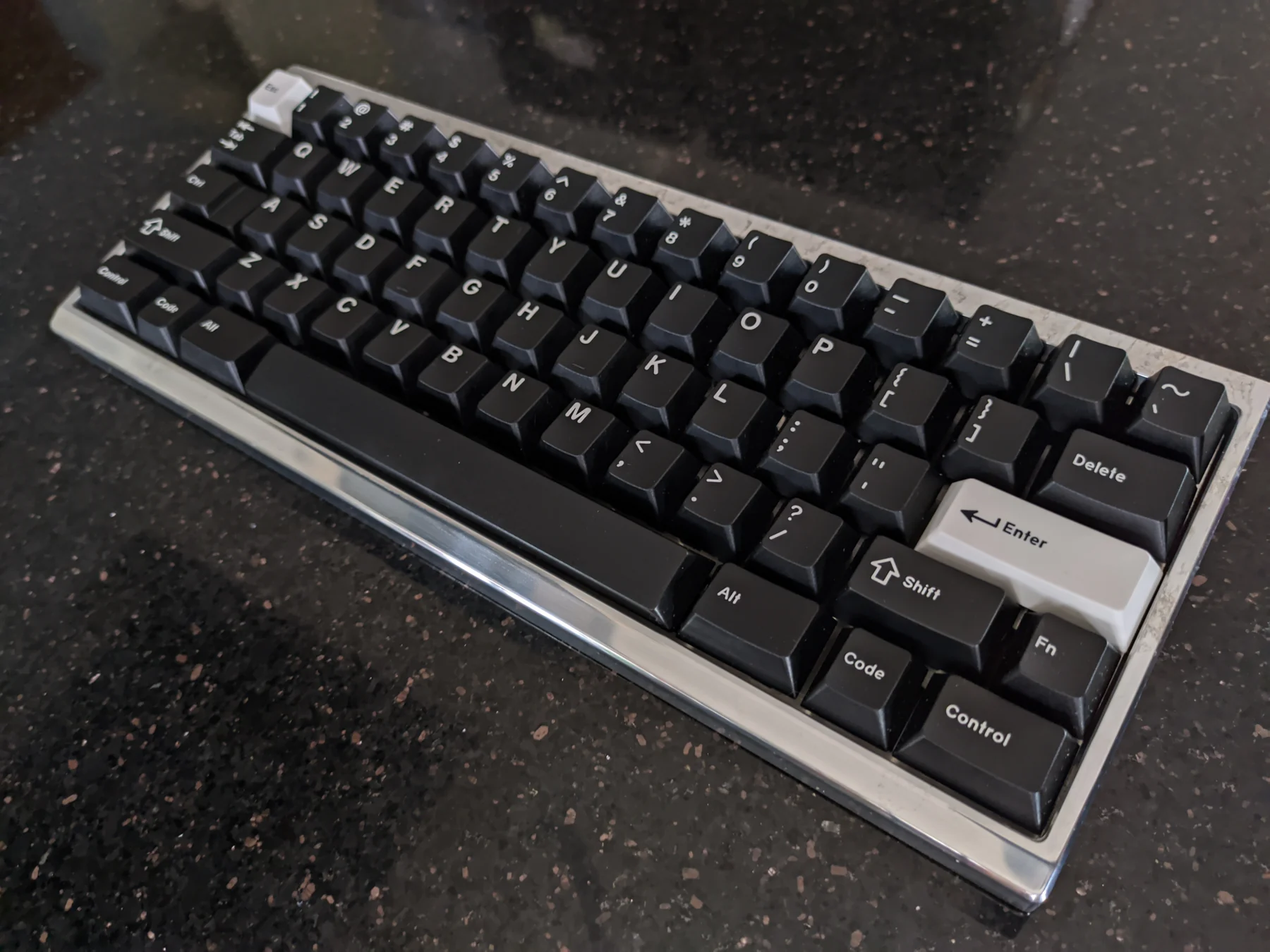 Złożona klawiatura Katana60 z keycapami